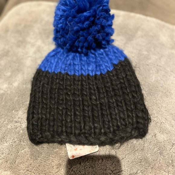 Free People Cozy Up Color Block Blue Black Pom Beanie Knit Winter Hat - Picture 7 of 7
